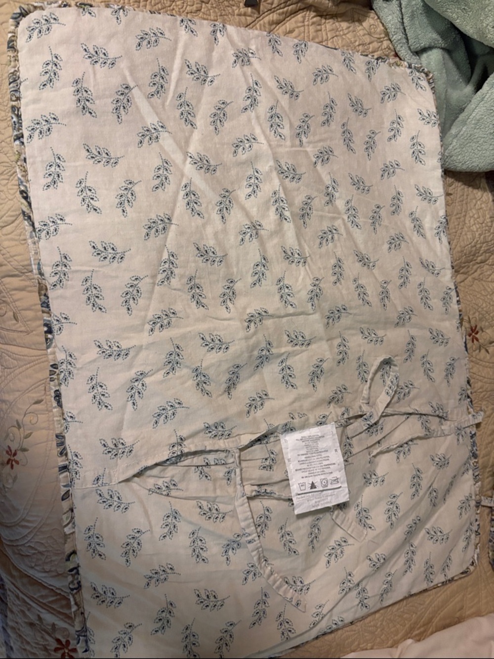 2 Paisley Quilt pillow shams in Cream and Blue - Picture 2 of 3